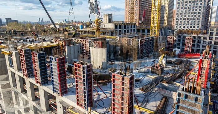 Благоустроенный двор и парящий мост
